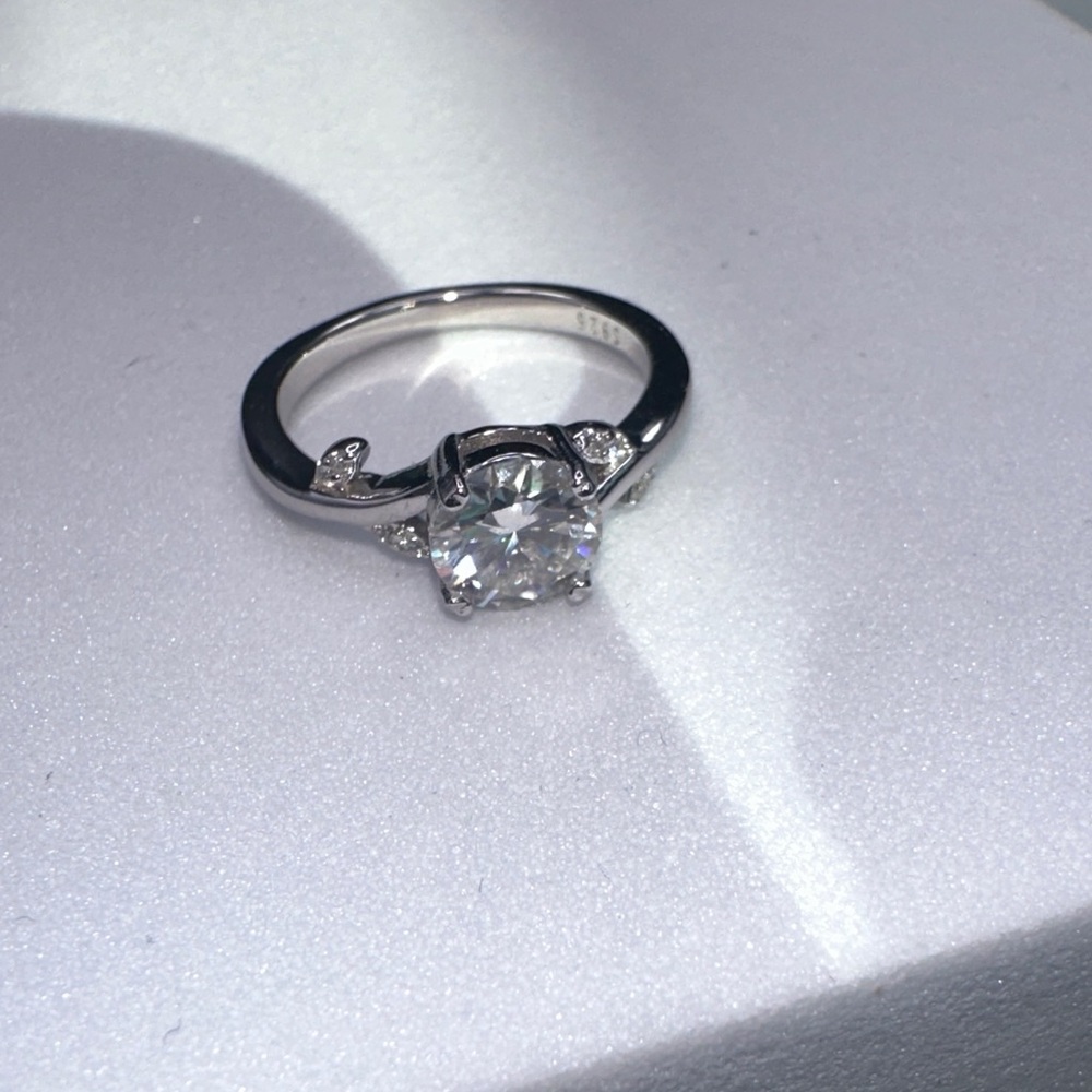 Dazzling Silver Ring with Clear Gemstones Moissanite 1 CT size 5 - Picture 7 of 7